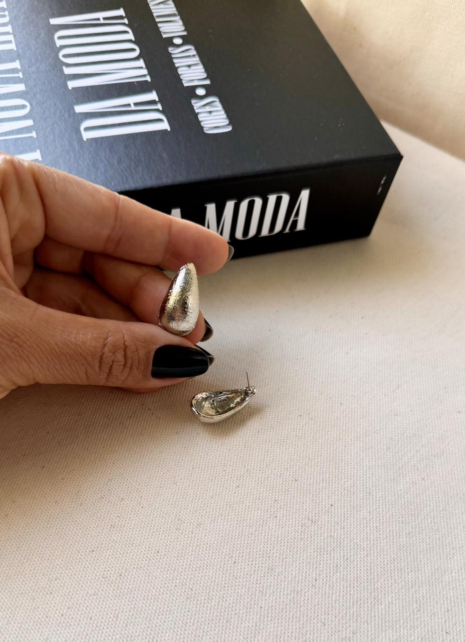 Brinco Gota metal texturizada - Imagem 2