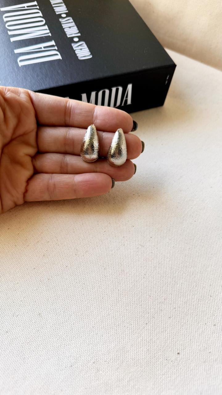 Brinco Gota metal texturizada