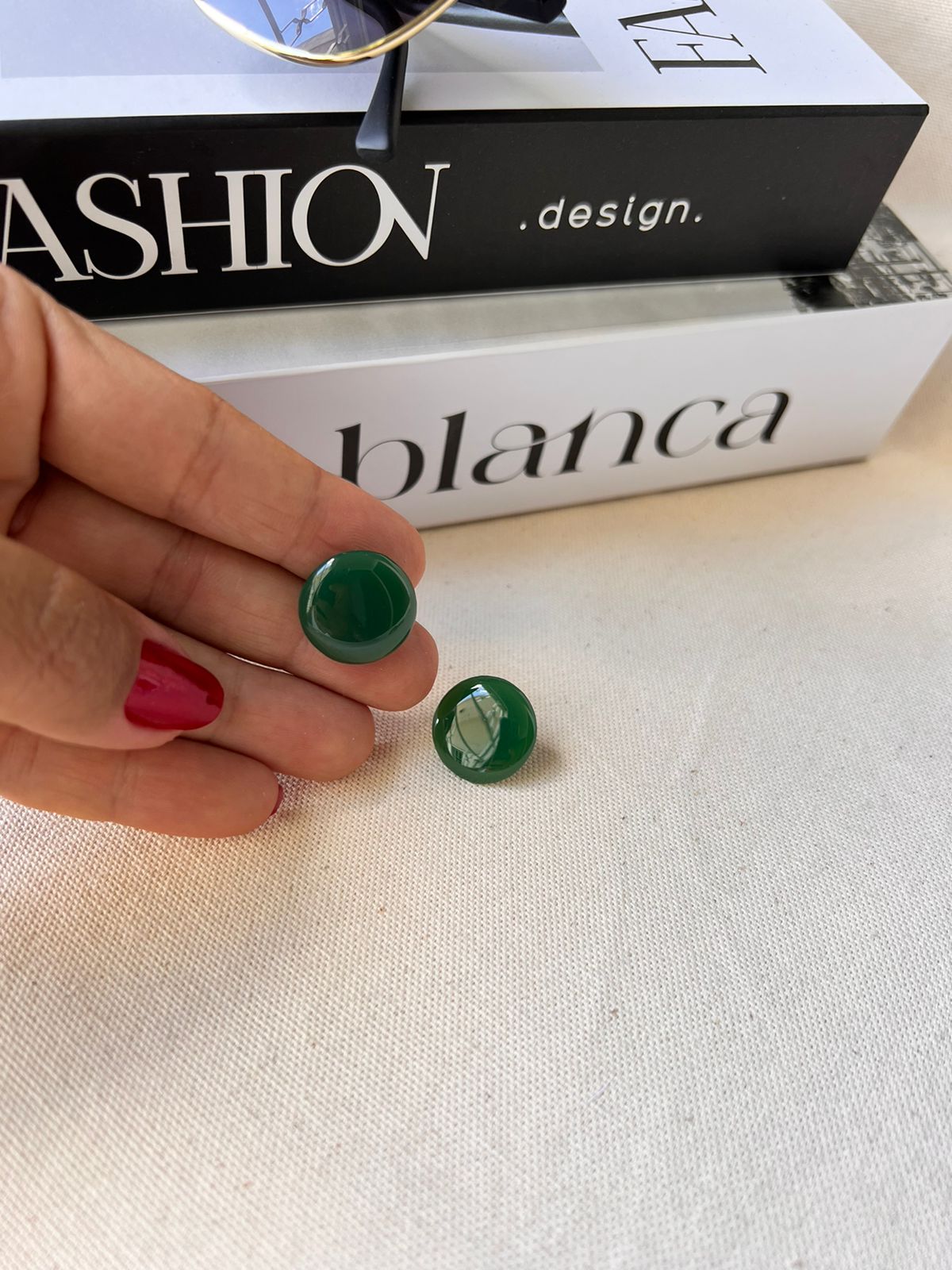 Brinco Boton de Resina Delicado