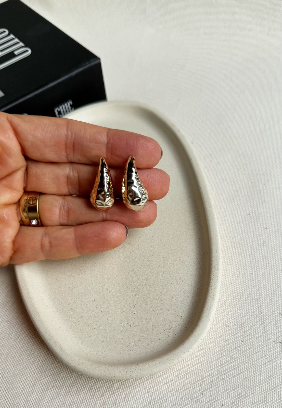 Brinco Gota Martelada Elegante - Imagem 4