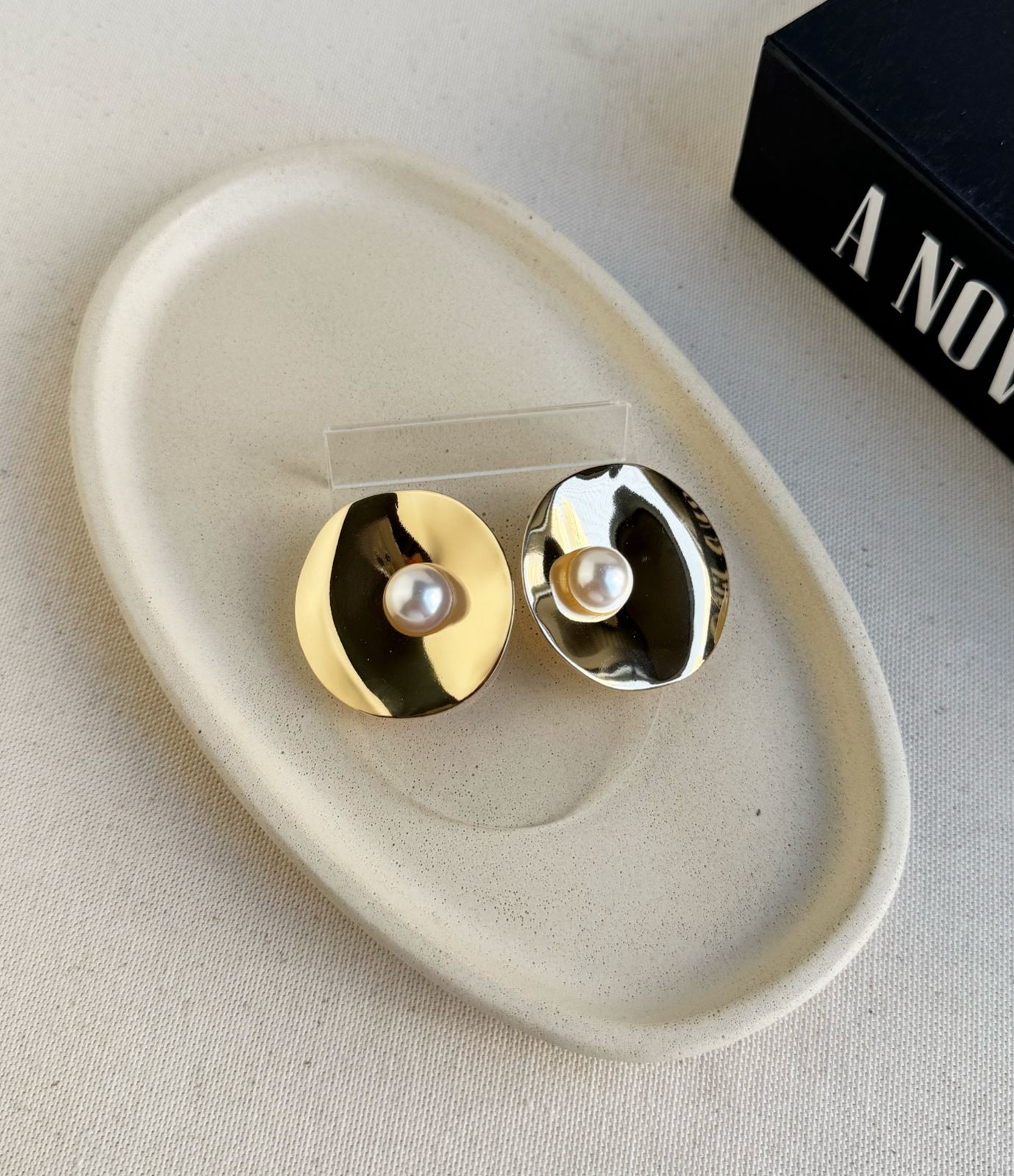 Brinco Placa Orgânica com Pérola