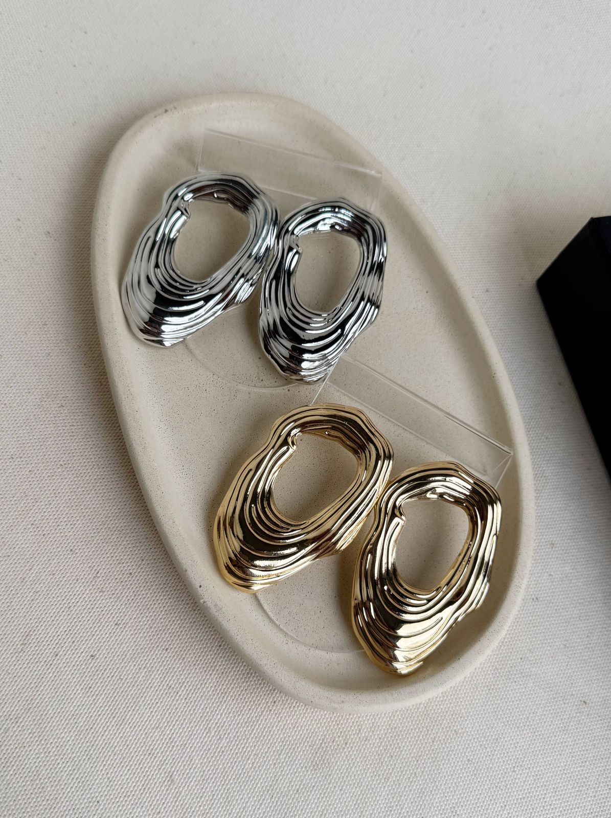 Brinco Orgânico Ovalado Metal Linhas - Imagem 2