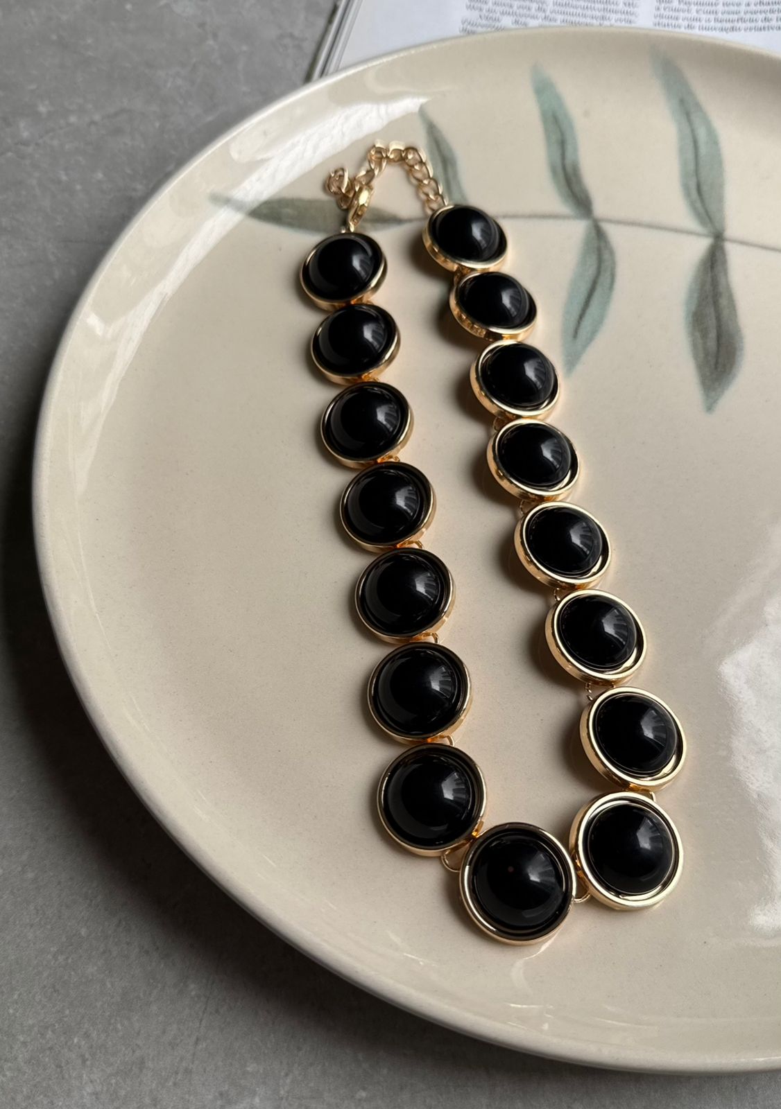 Colar Dourado Com Disco de Resina Leitosa - Imagem 2