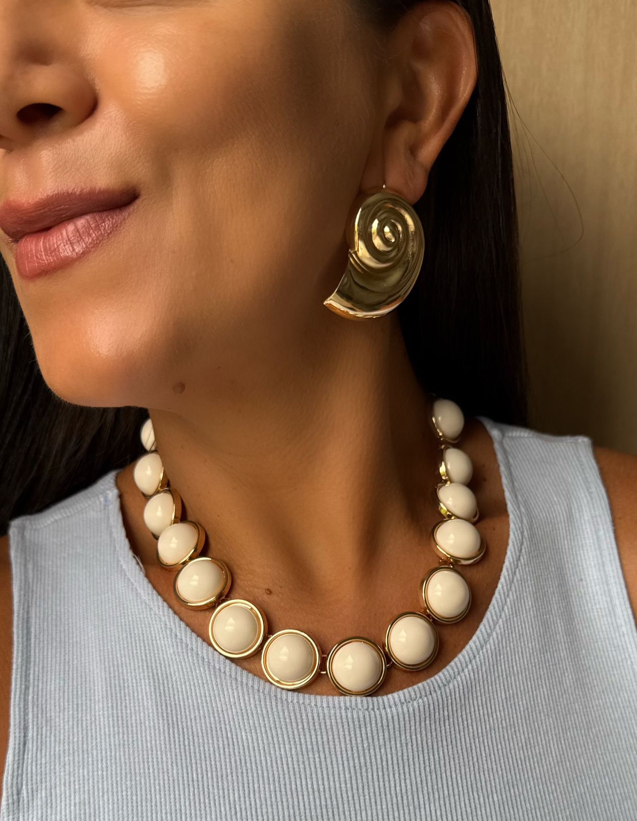 Colar Dourado Com Disco de Resina Leitosa