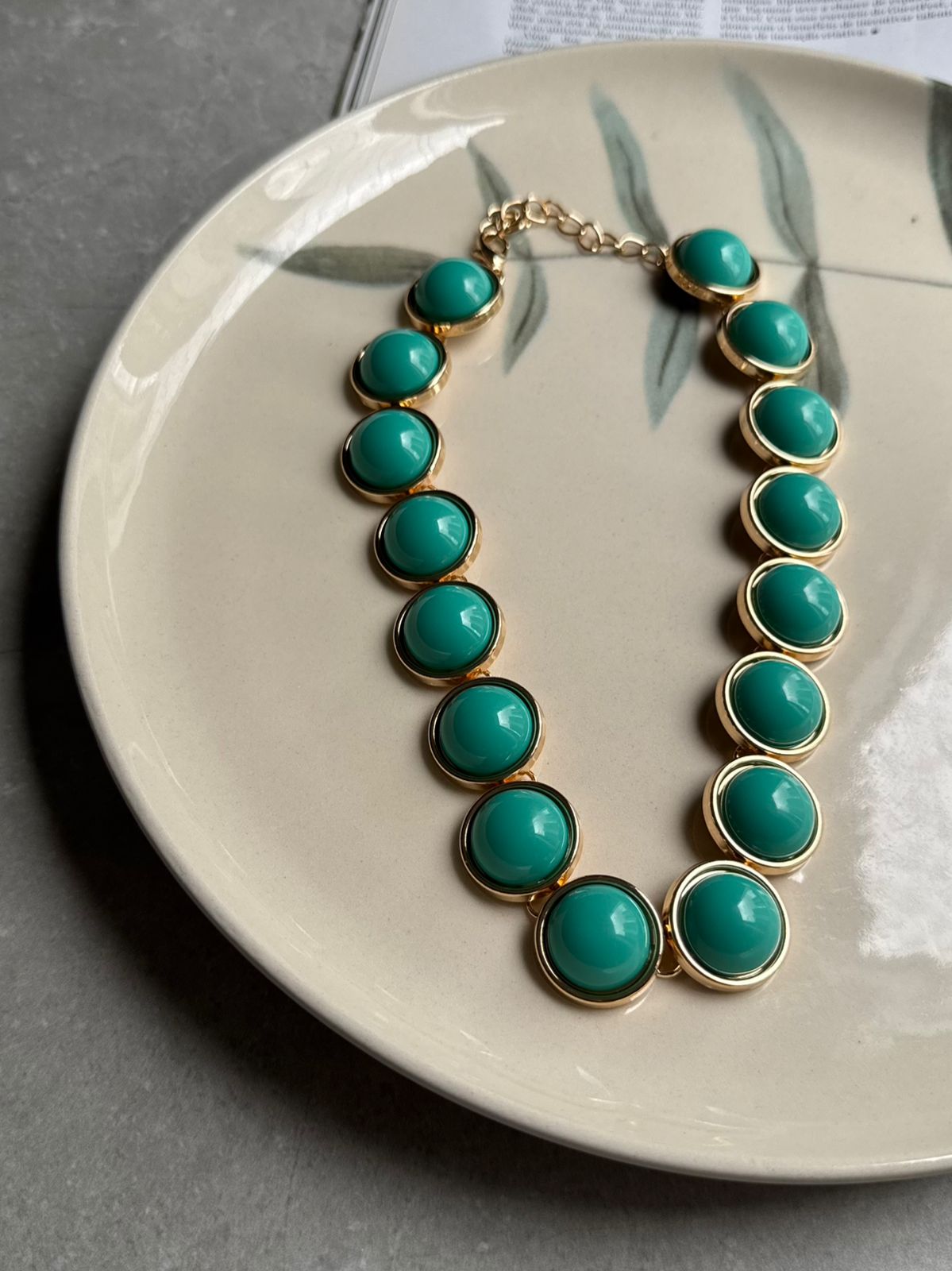 Colar Dourado Com Disco de Resina Leitosa - Imagem 3