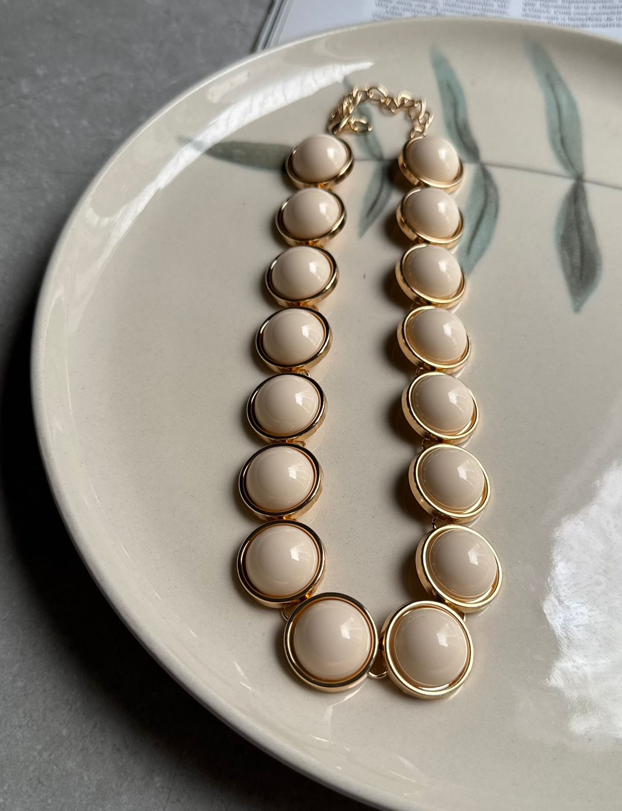 Colar Dourado Com Disco de Resina Leitosa - Imagem 4