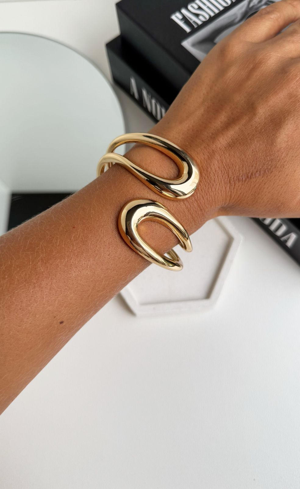 Bracelete Premium Vazado Gaia (PEÇA COM LEVE DEFEITO)