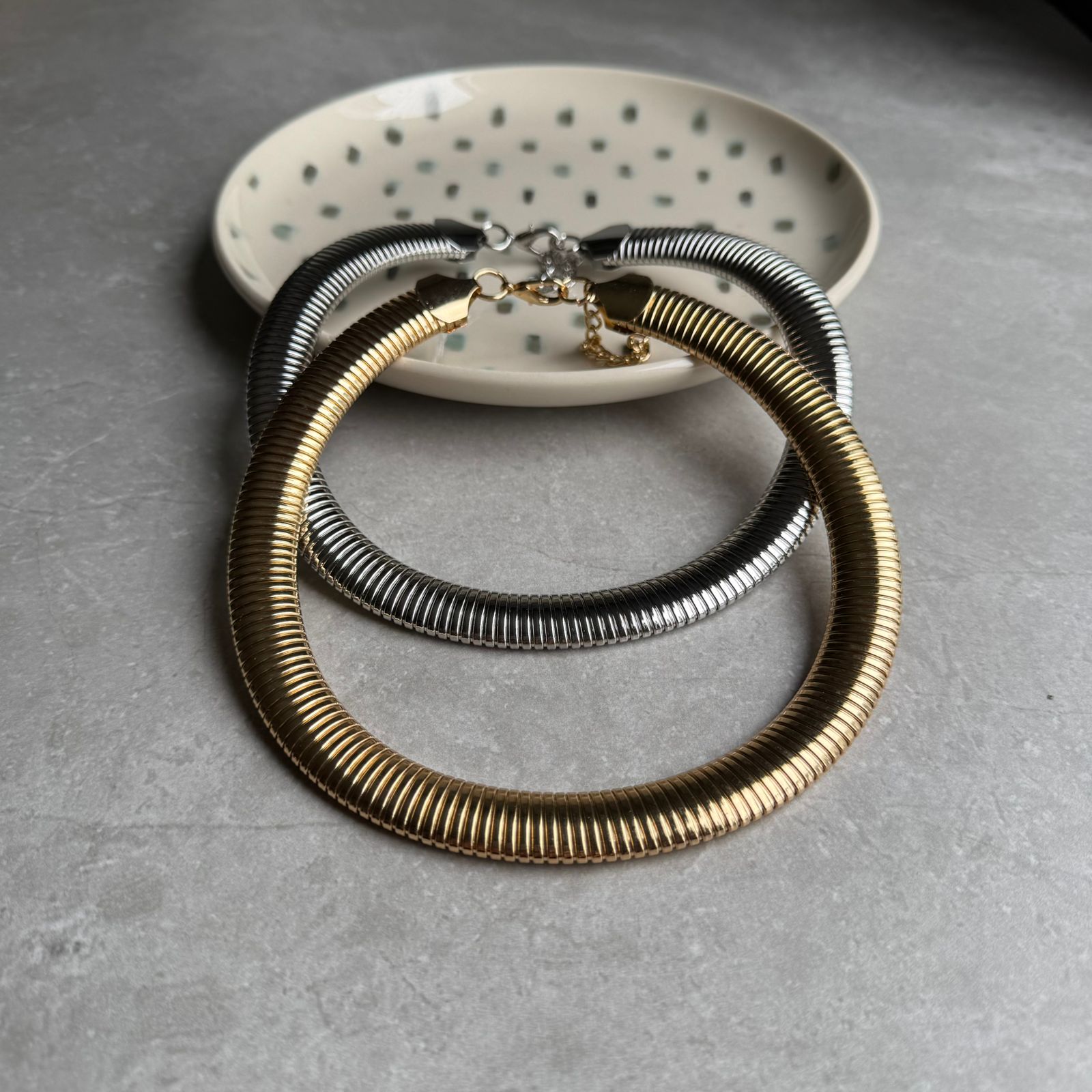 Choker Flexivel Estruturada Moderna