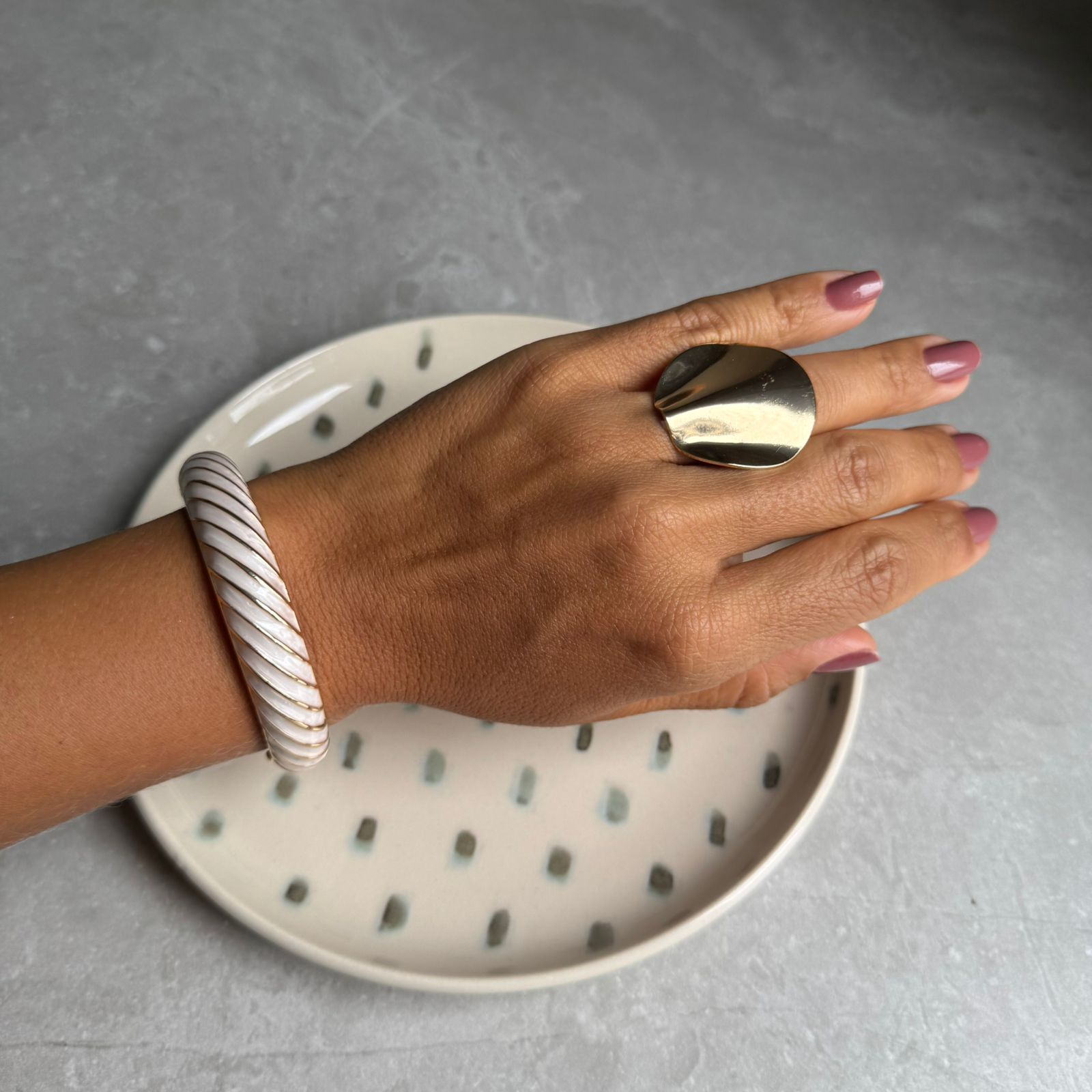 Bracelete Listras Chic Esmaltado Dourado