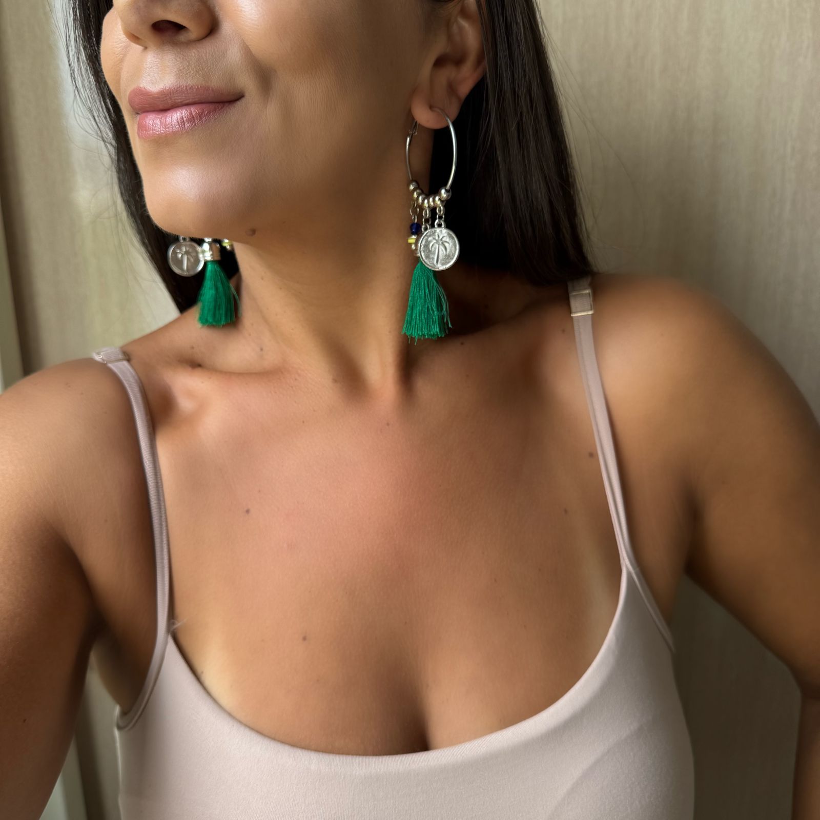 Argola Básica Com Penduricalhos Tassel Verde