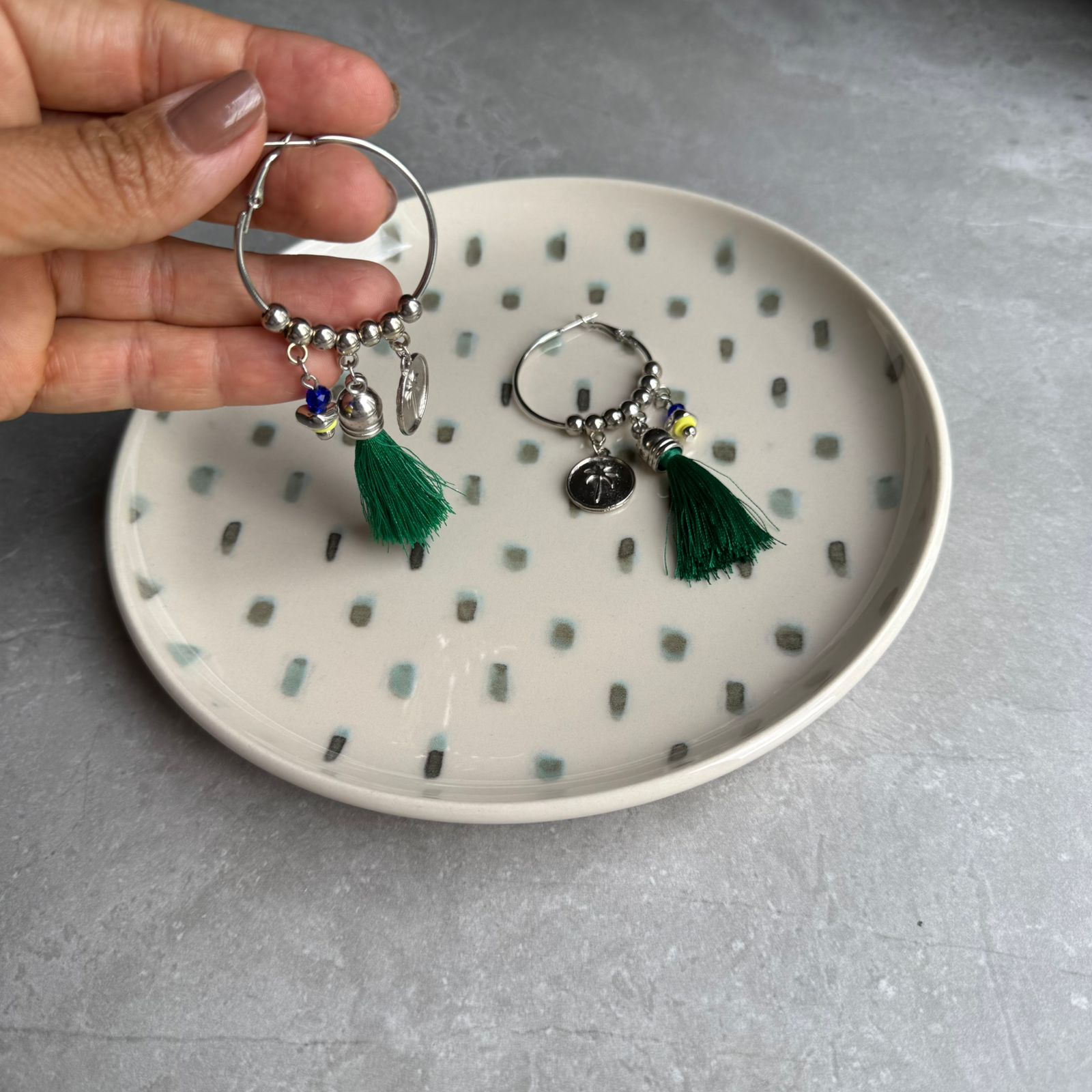 Argola Básica Com Penduricalhos Tassel Verde - Imagem 3