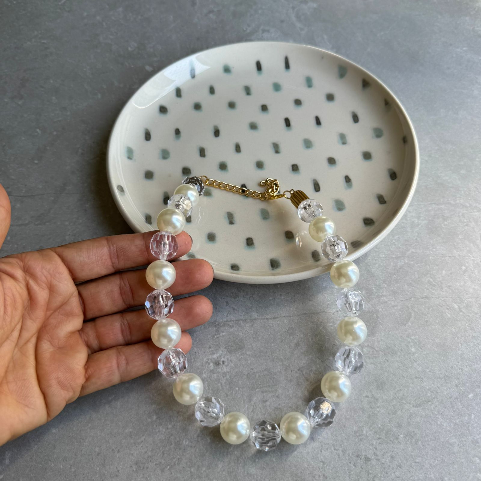 Colar Perolado Dourado com Esferas Acrílicas