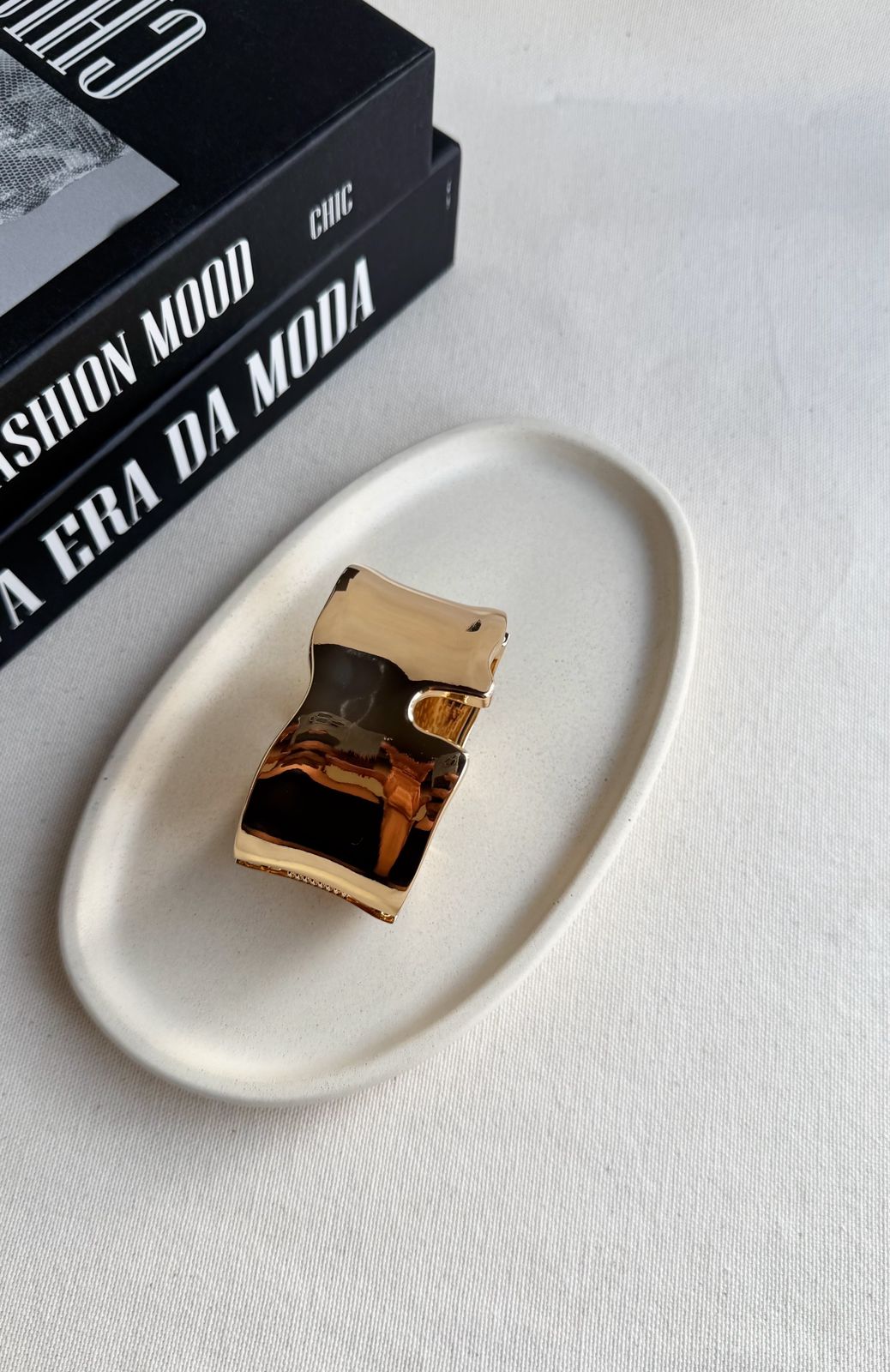 Bracelete Metal Orgânico Fluidez Cor:Dourado (LEVE DEFEITO)