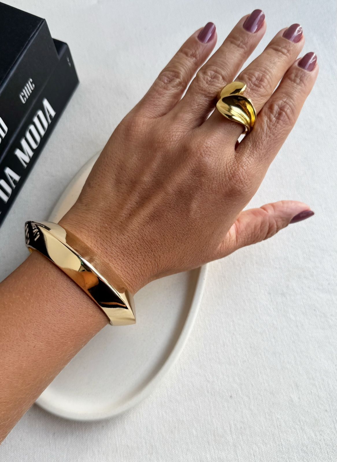 Bracelete Liso Volumoso Impacto Cor:Dourado (LEVE DEFEITO) - Imagem 2