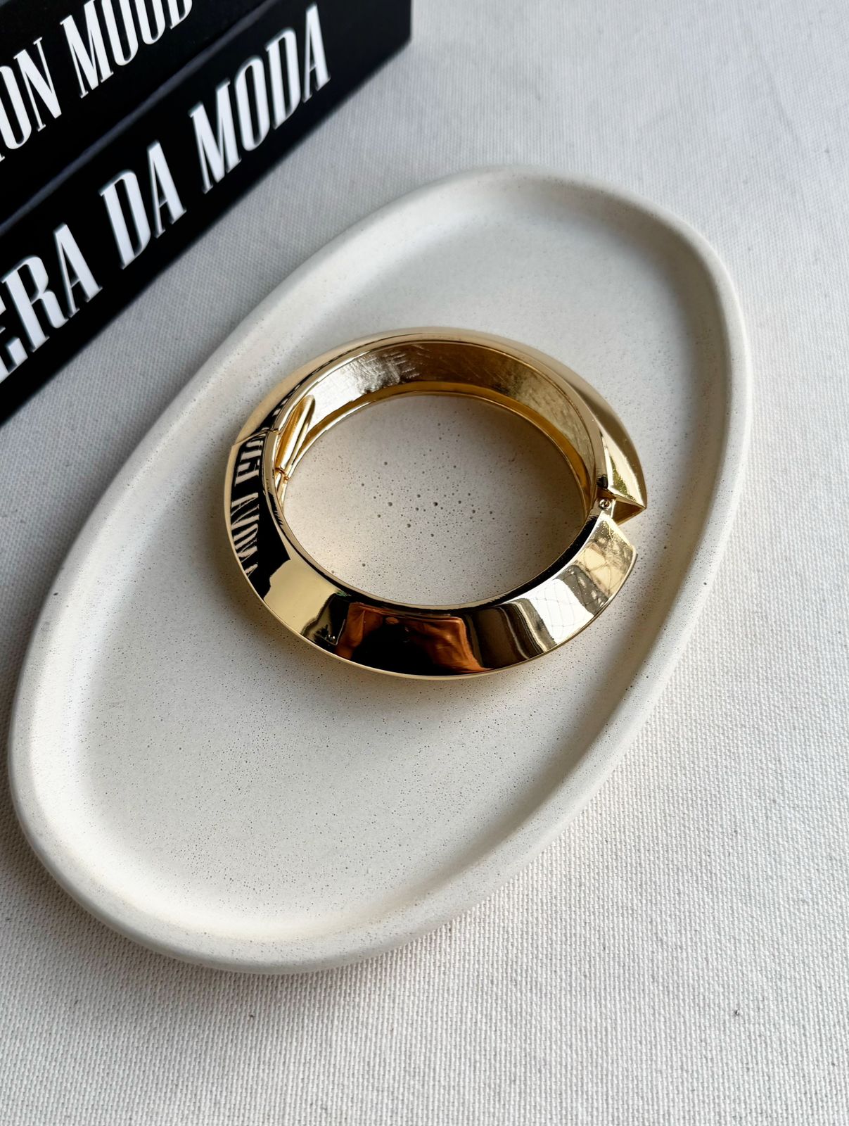 Bracelete Liso Volumoso Impacto Cor:Dourado (LEVE DEFEITO)