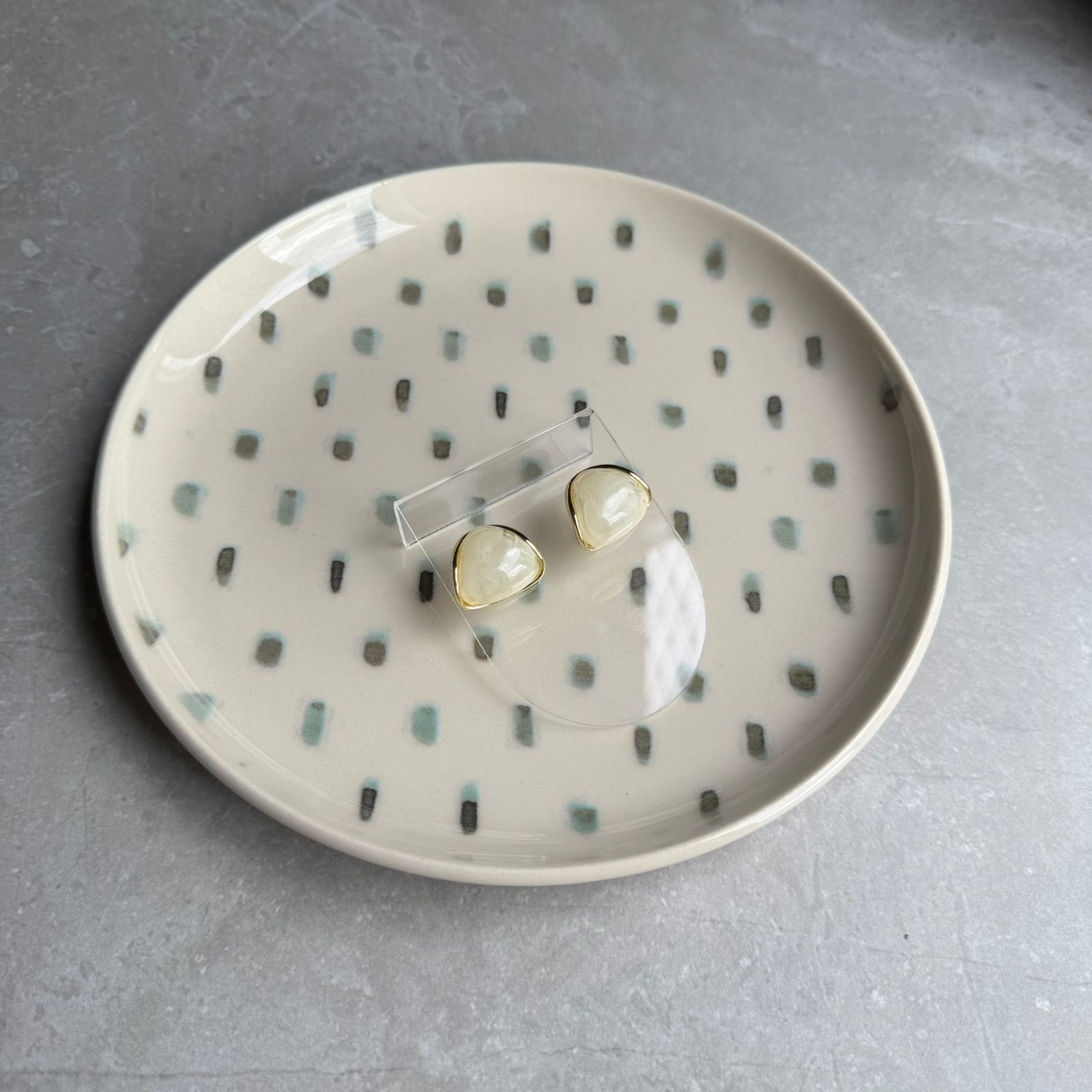 Brinco Triangular Curvado com Resina Marmorizada Dourado - Imagem 4