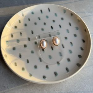 Brinco oval pérola