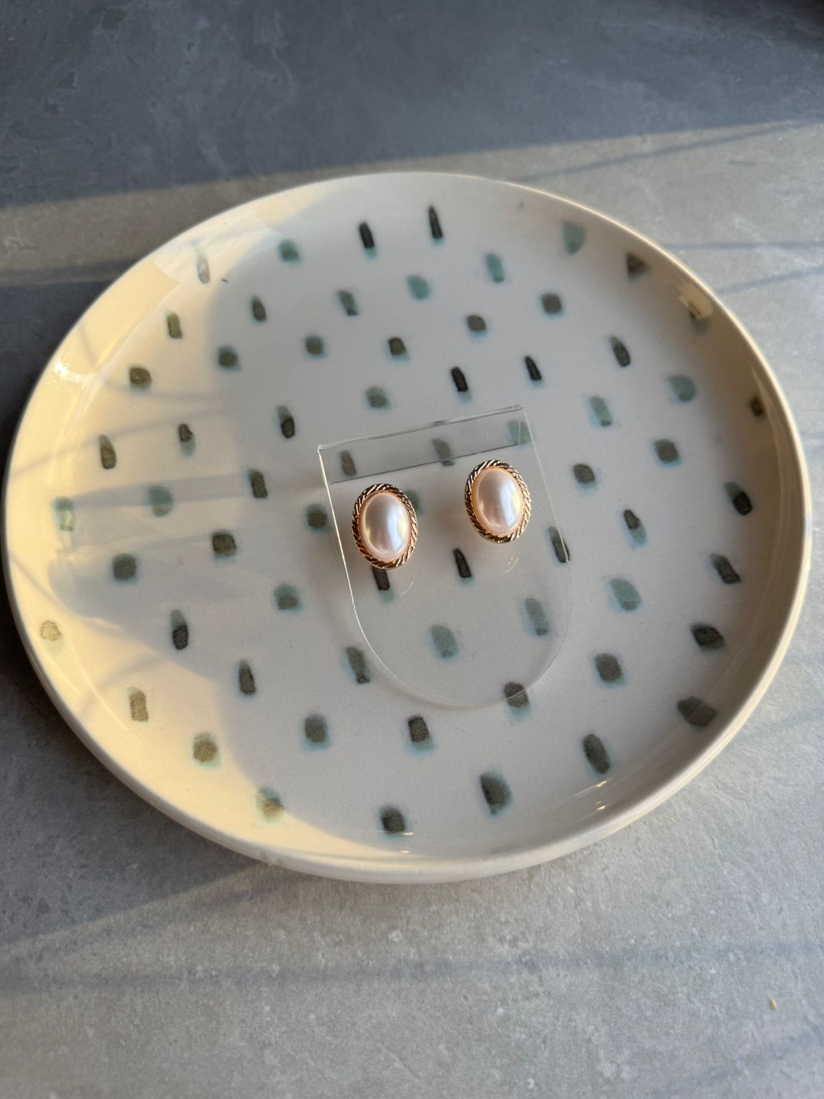 Brinco oval pérola