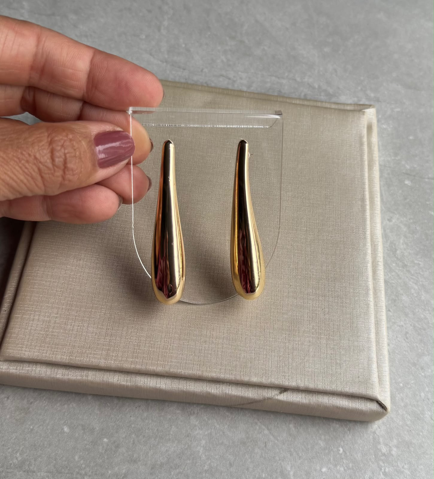 Brinco Gota Longo Dourado Moderno