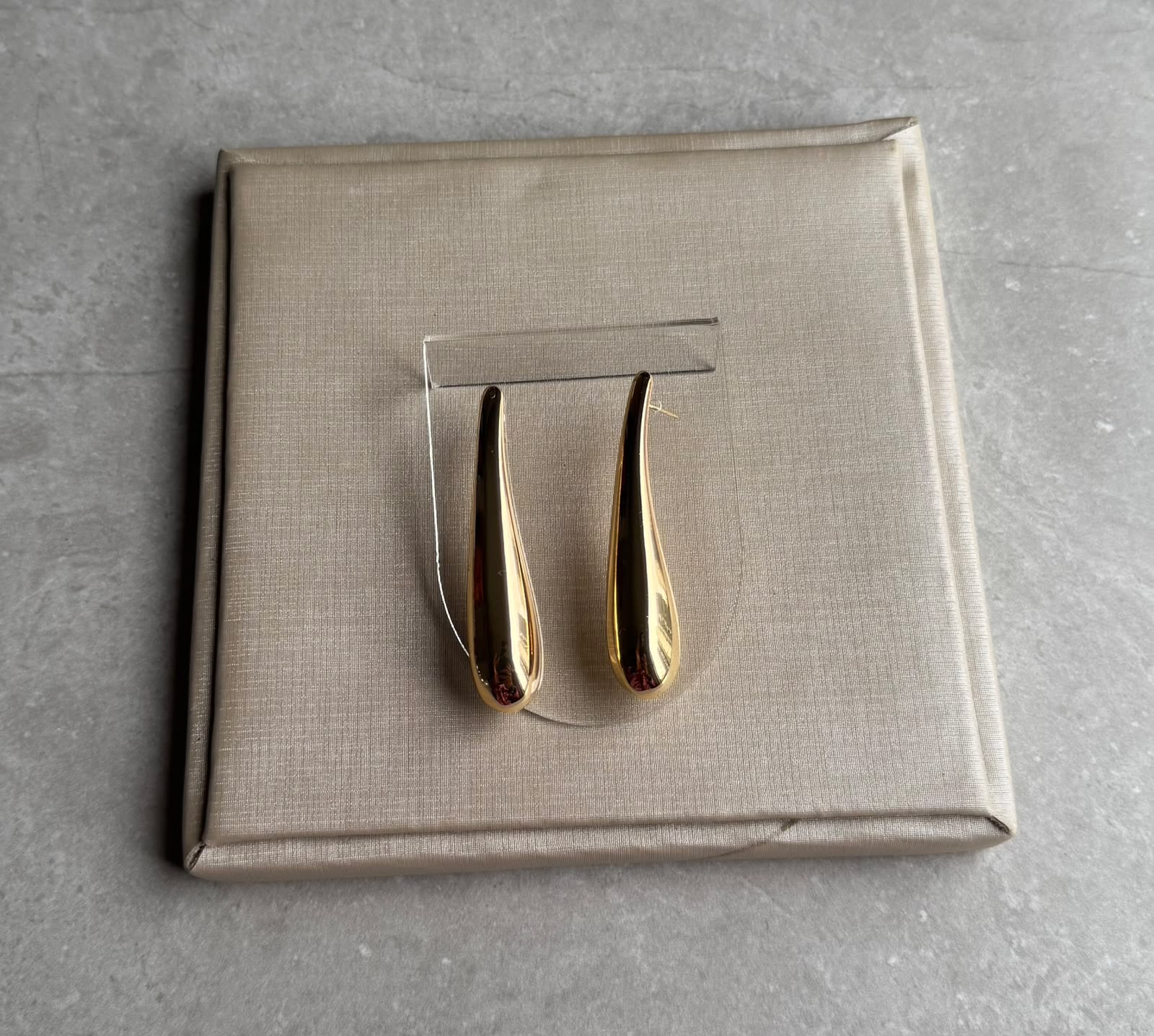Brinco Gota Longo Dourado Moderno - Imagem 3