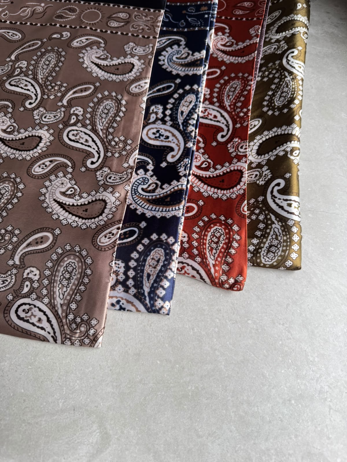 Lenço Cetim 90x90 Estampa Bandana - Imagem 4